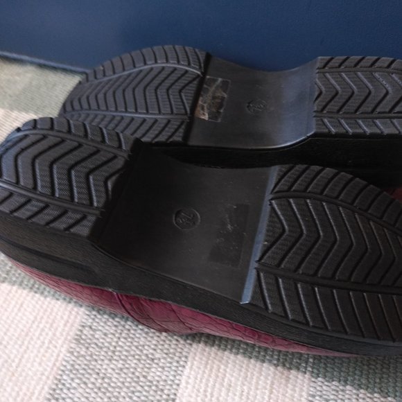 Raspberry Color Clogs - Picture 4 of 5